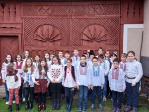 Cum să faci ore la teatru sau la muzeu? Elevii Școlii Dimitrie Cantemir din Baia Mare descoperă astfel viața și învață cum să ceară ajutor. Donând pentru ei, le dăruim un vis!